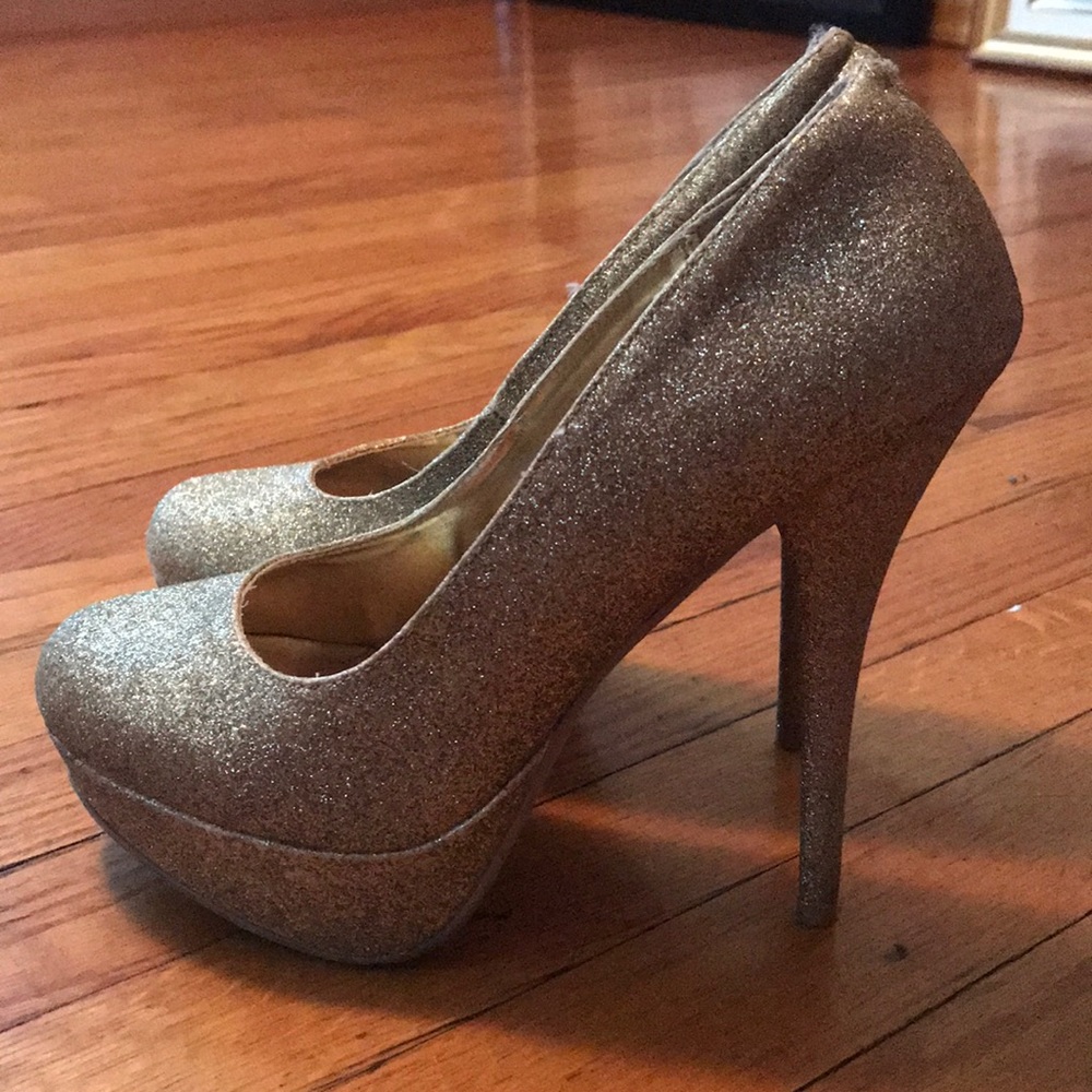 Gold sparkly stilettos!